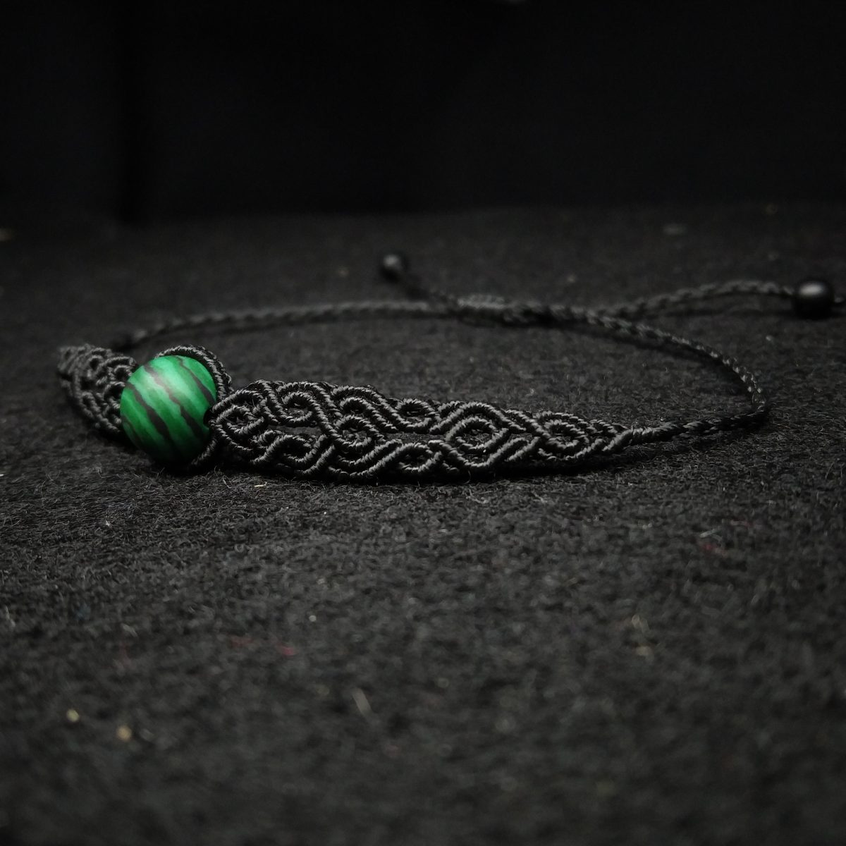Close-up batu Malachite dan detail simpul