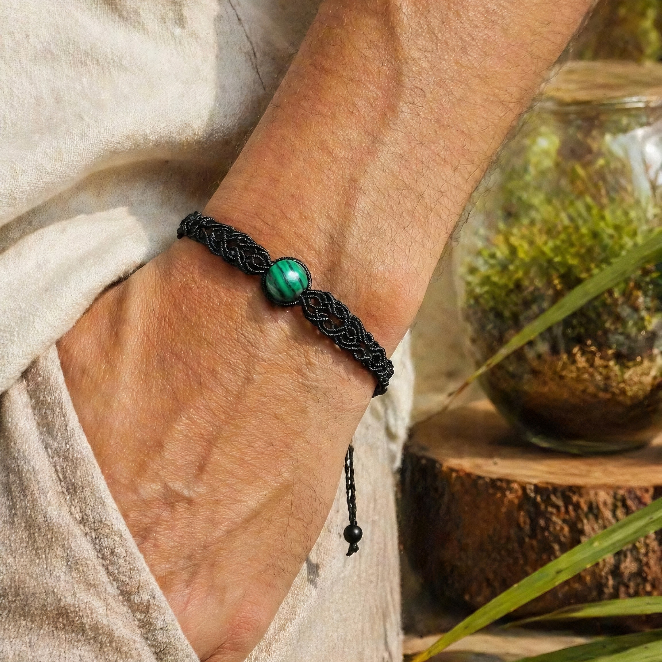 Close-up batu Malachite dan simpul anyaman Gelang Mata Rimba
