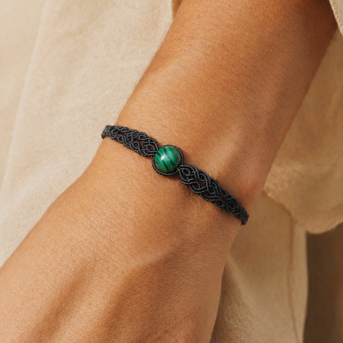 Gelang Mata Rimba dipakai di pergelangan tangan